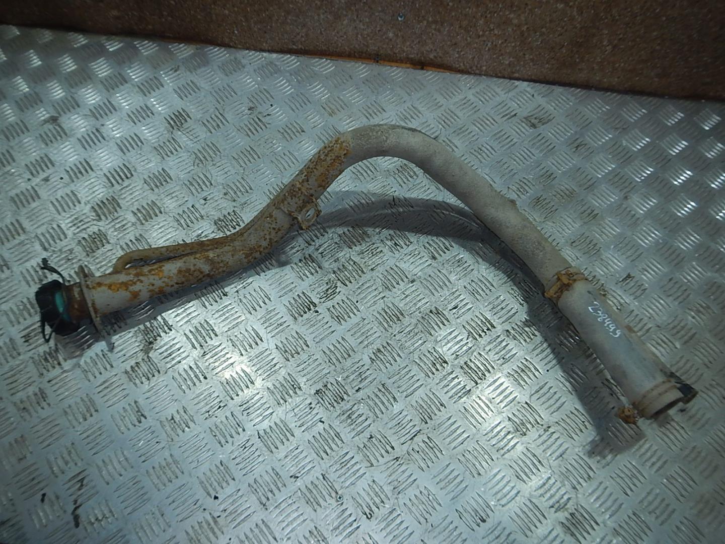 Горловина топливного бака