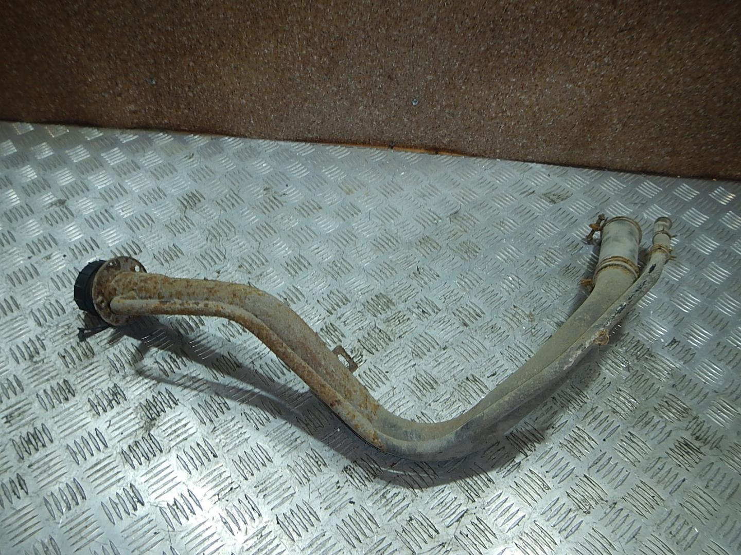 Горловина топливного бака