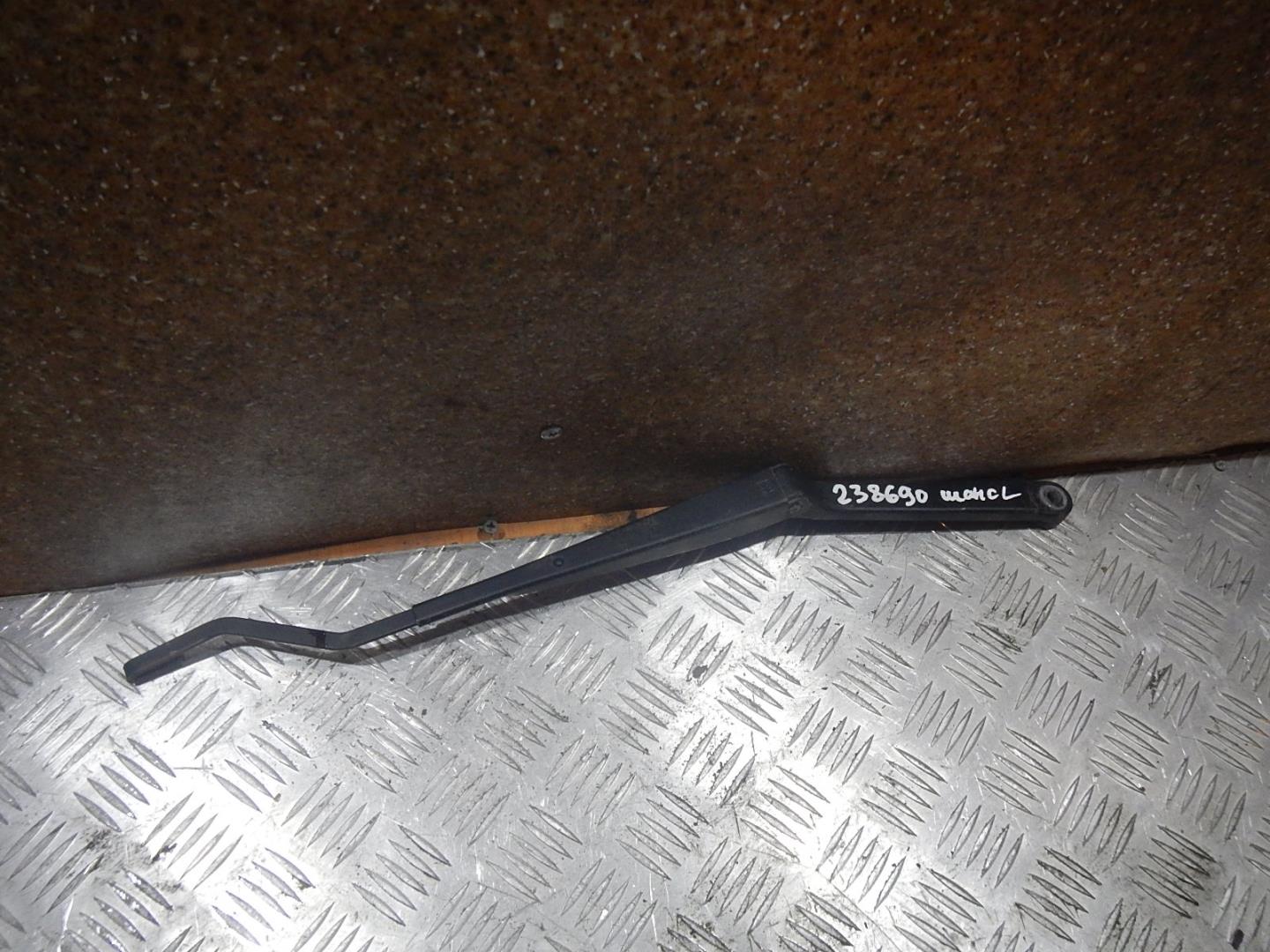 Поводок стеклоочистителя передний левый