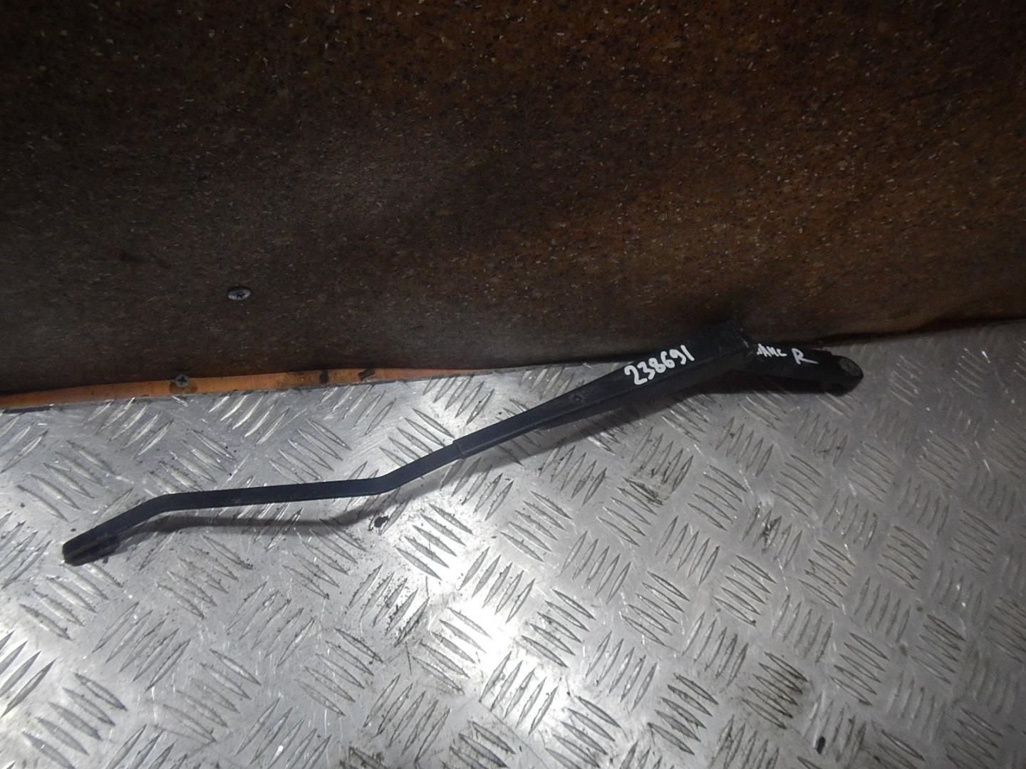 Поводок стеклоочистителя передний правый