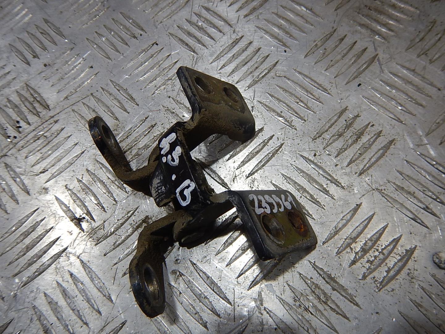 Петля двери багажника