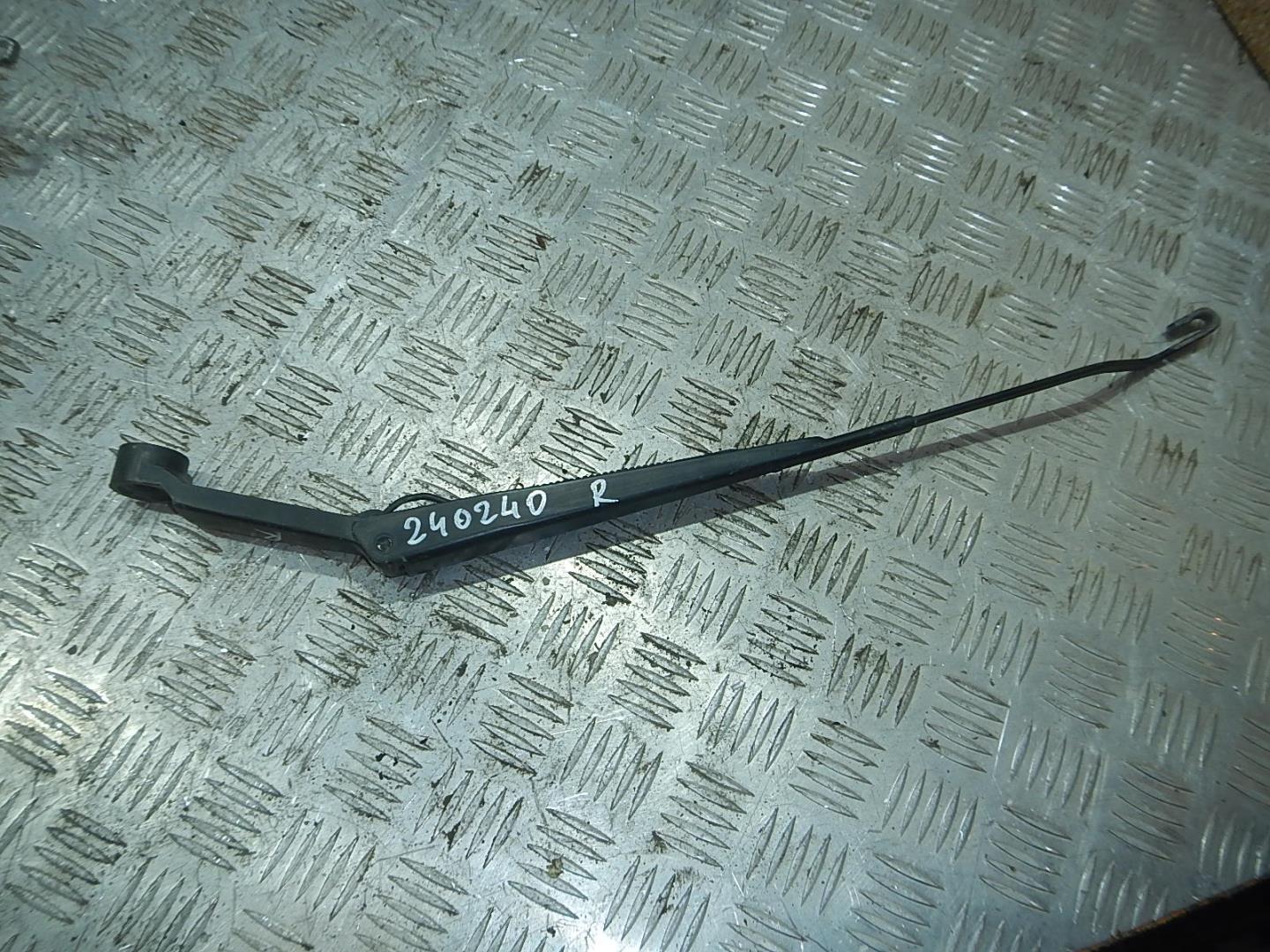 Поводок стеклоочистителя передний правый