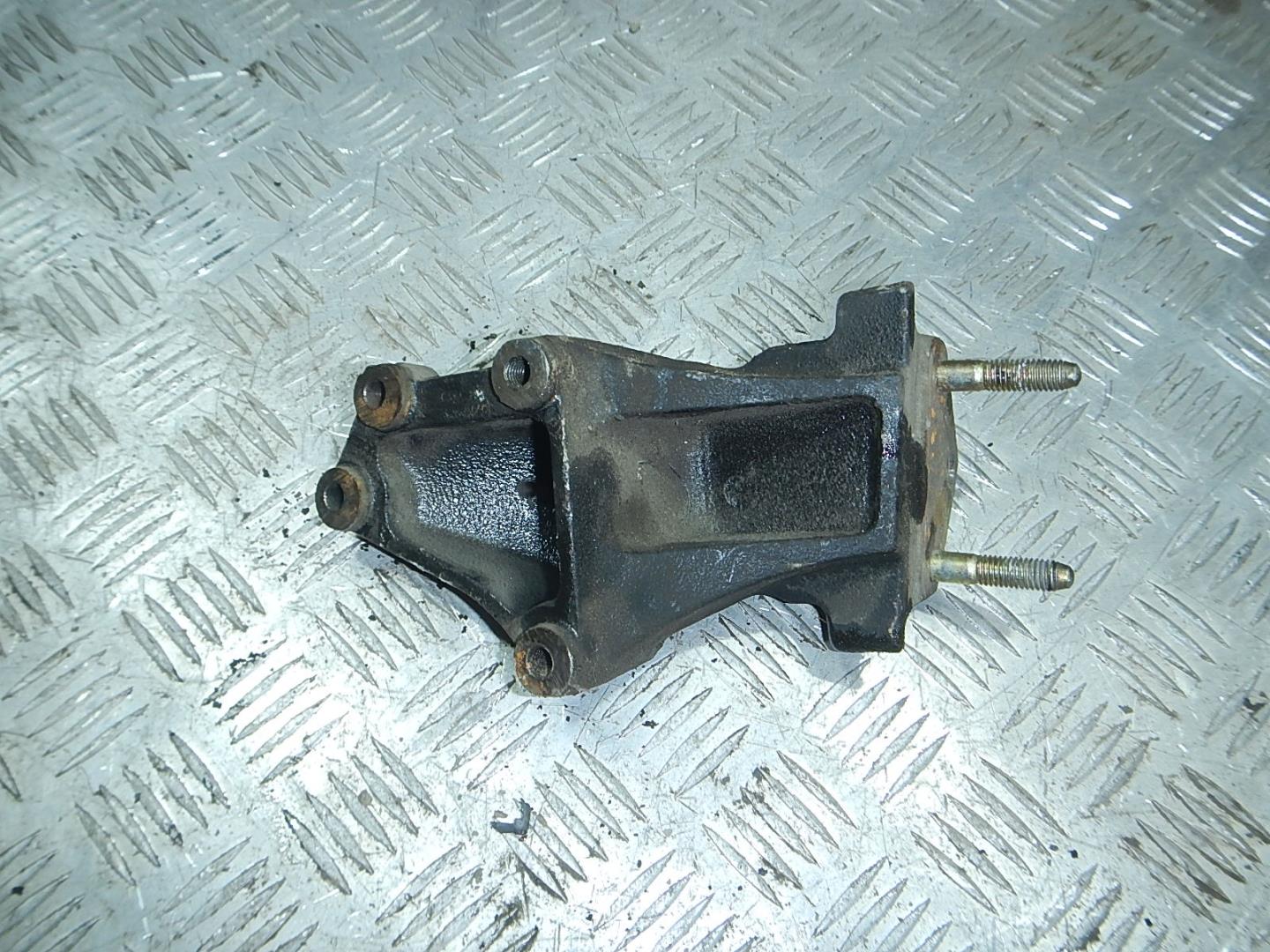 Кронштейн КПП правый