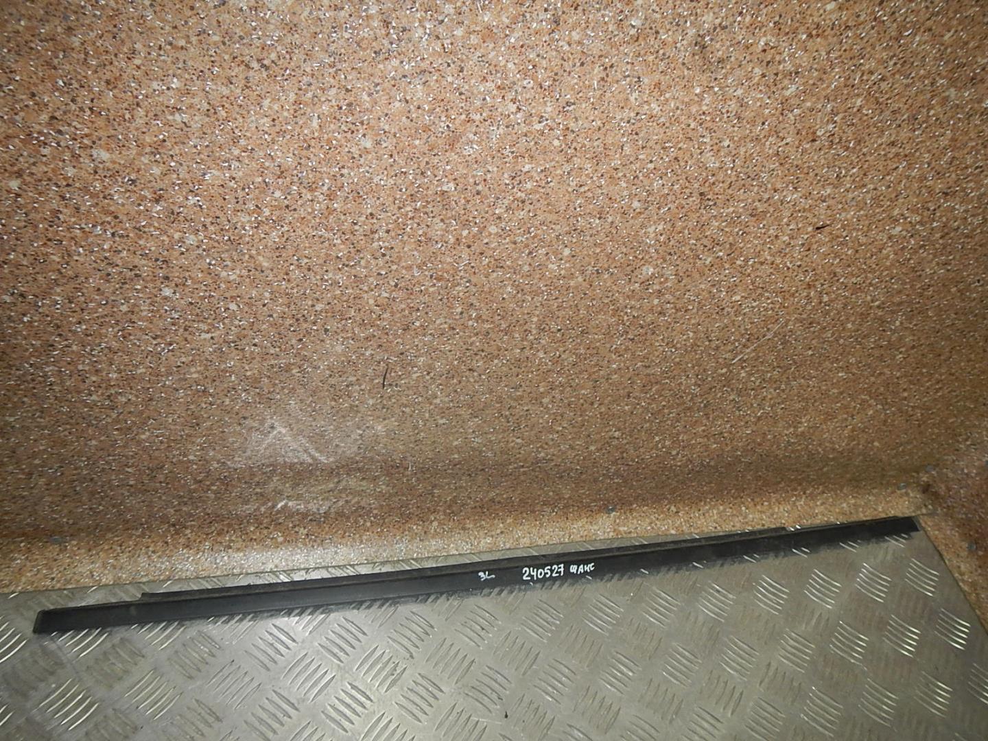 Накладка стекла заднего левого