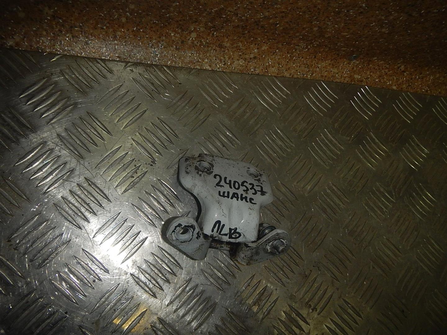 Петля двери передней левой верхняя