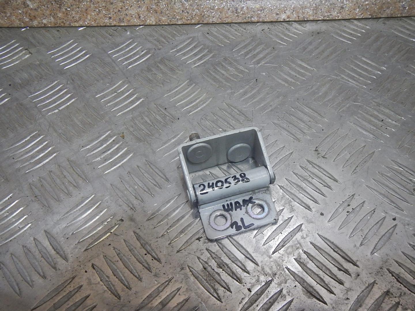 Петля двери багажника