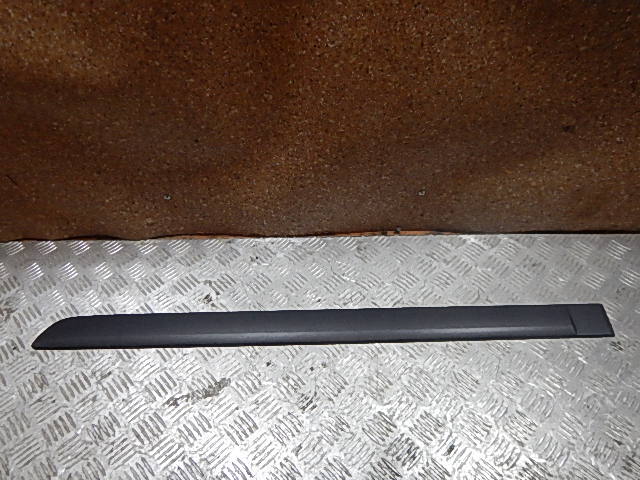 Молдинг задней левой двери