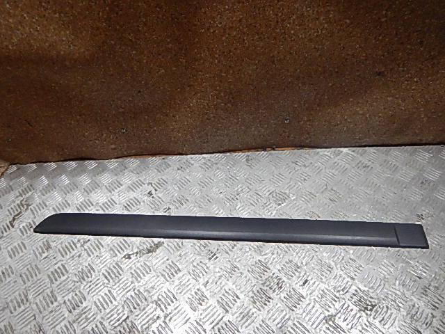 Молдинг задней левой двери