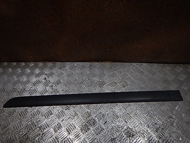 Молдинг задней левой двери