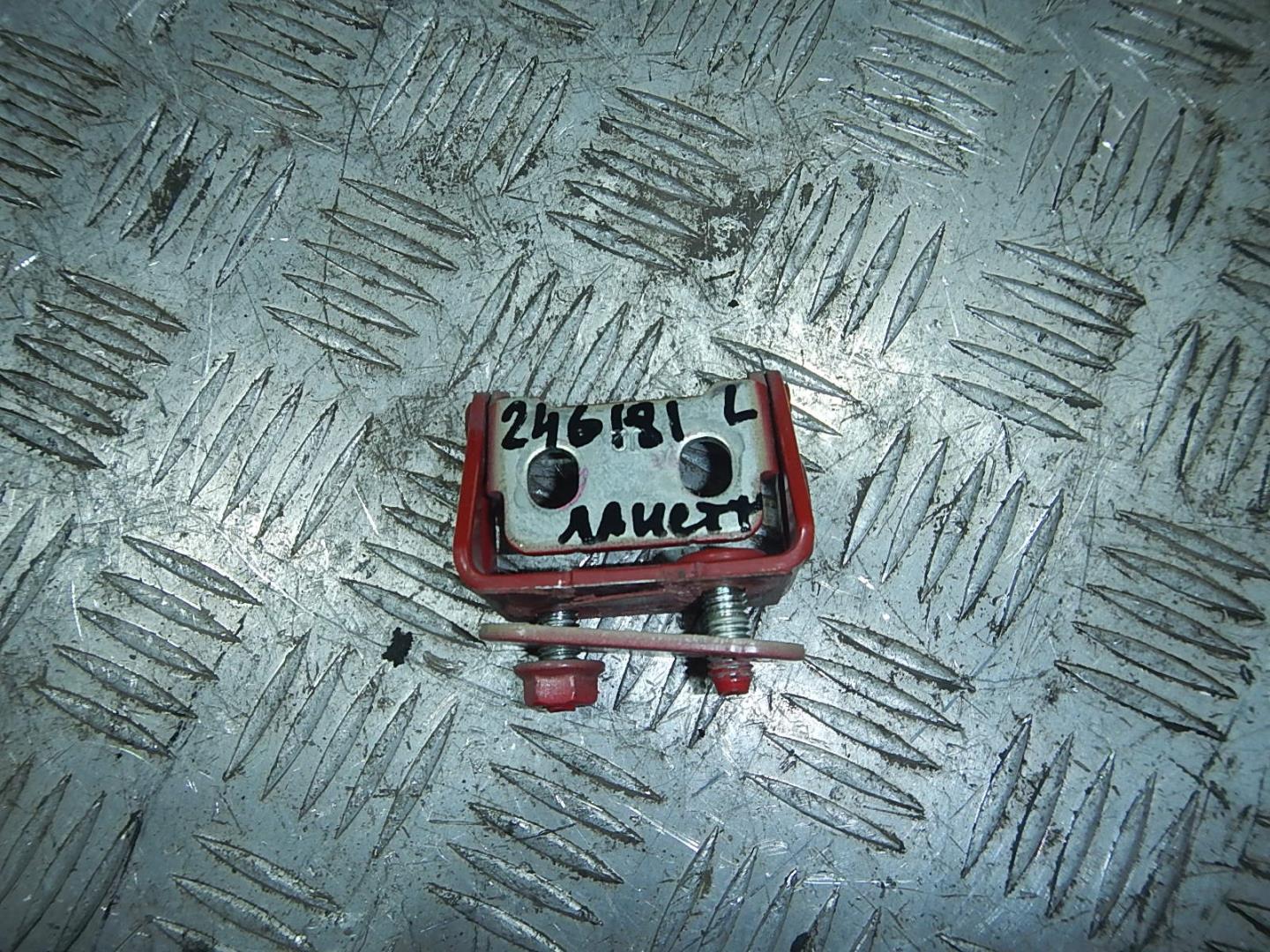 Петля двери багажника