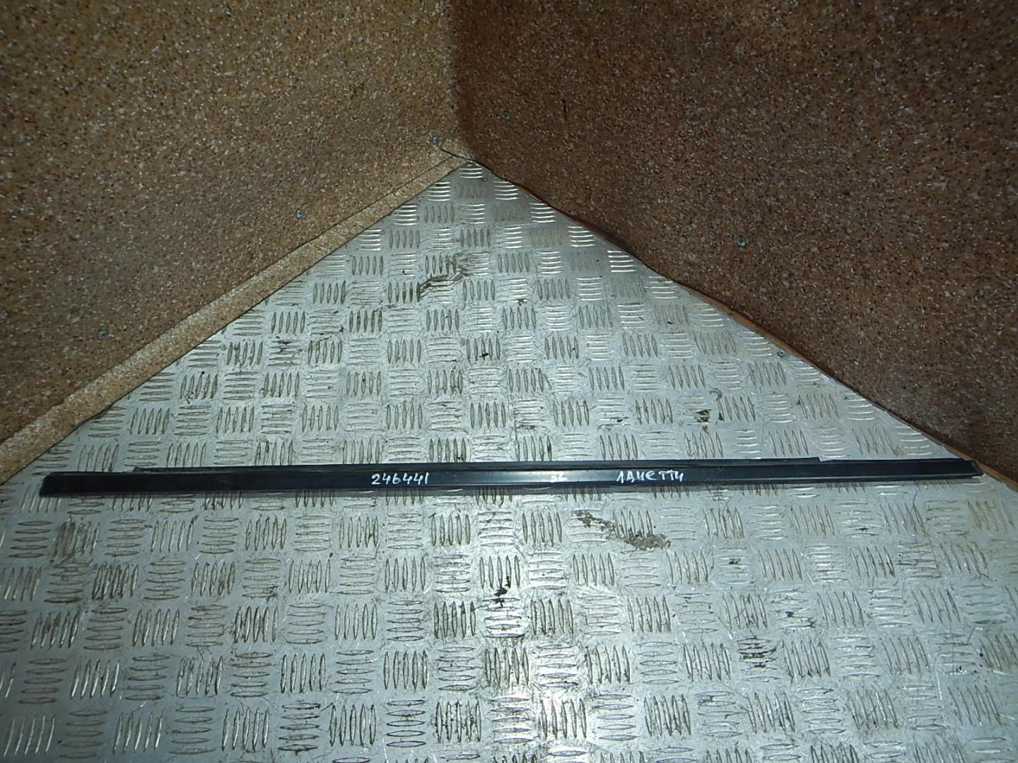 Накладка стекла заднего левого