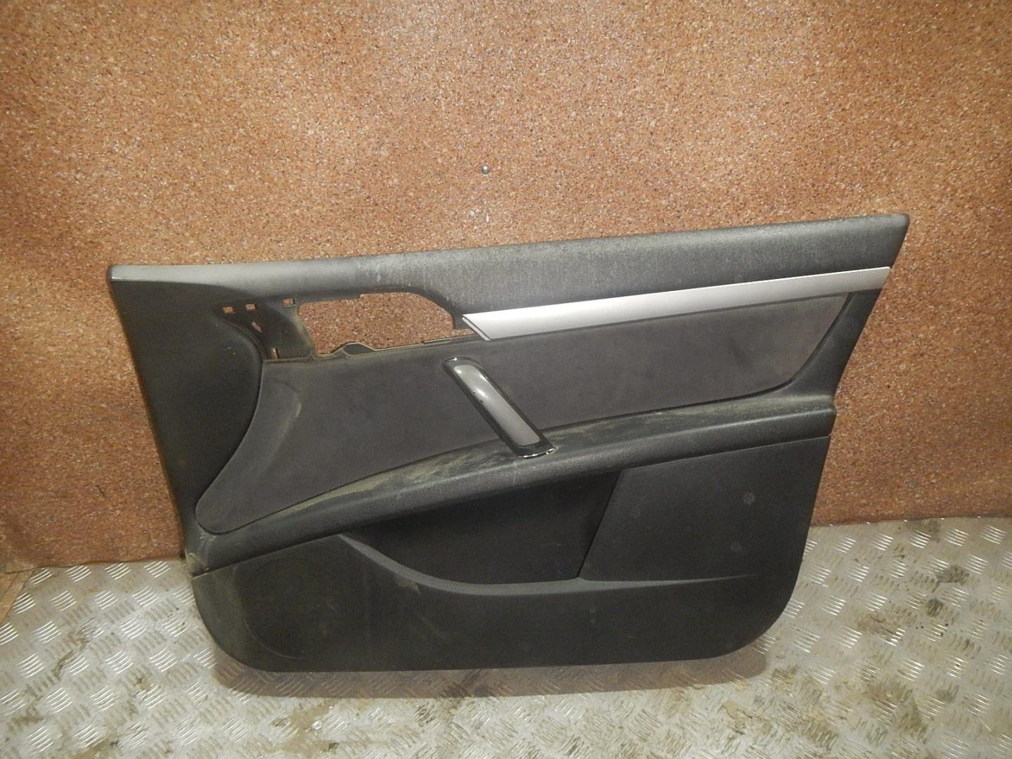 Обшивка двери передней правой