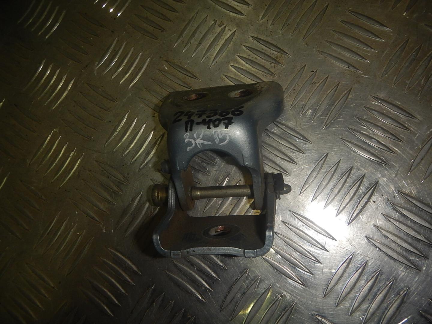 Петля двери задней правой верхняя