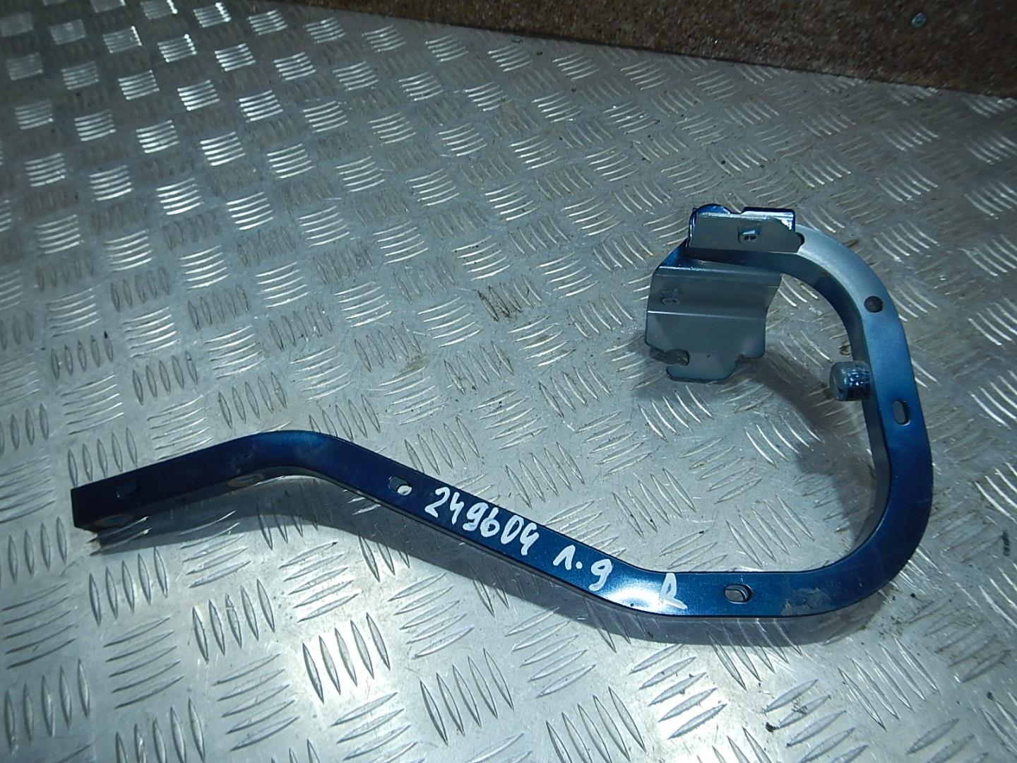 Петля крышки багажника