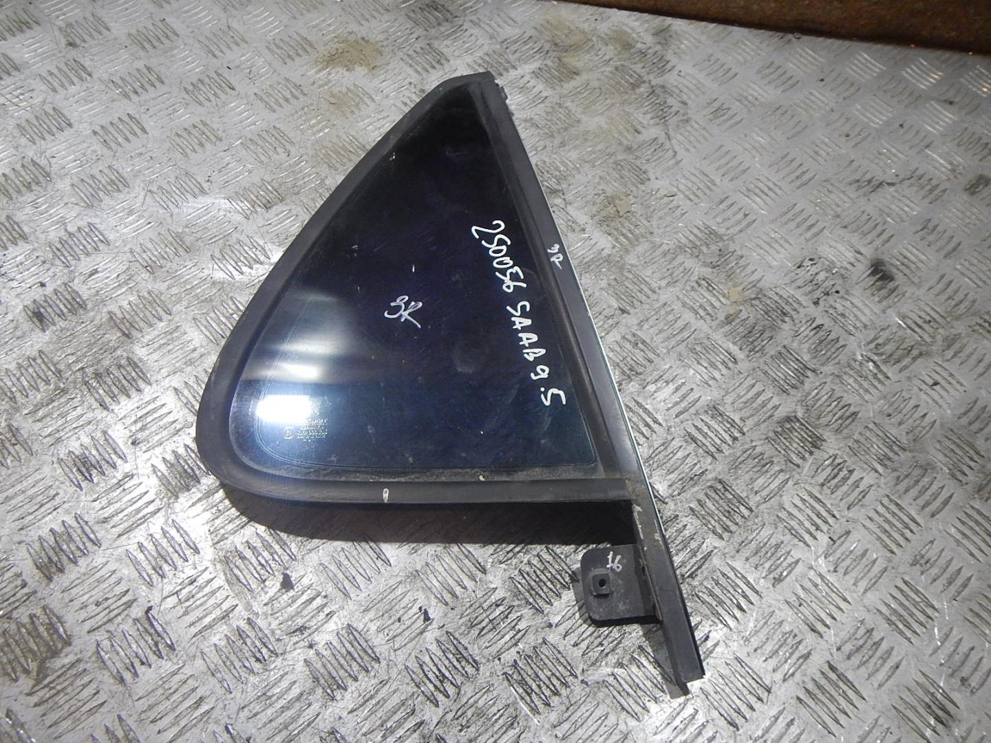 Стекло двери задней правой (форточка)