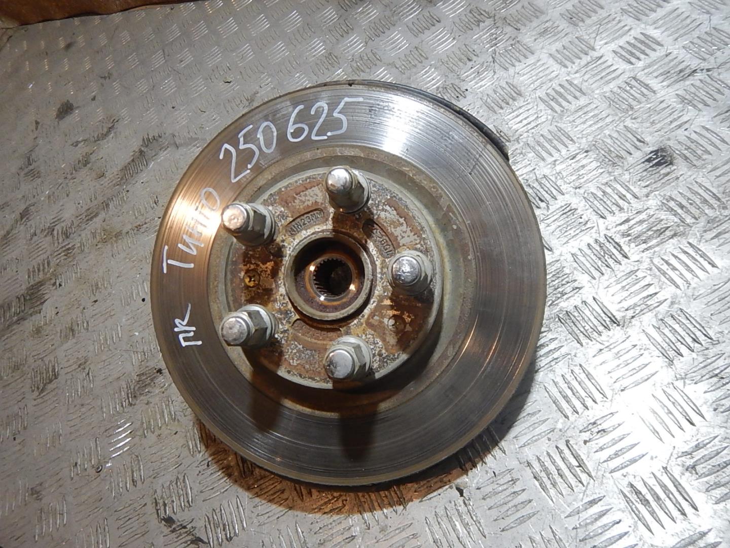 Кулак поворотный передний правый