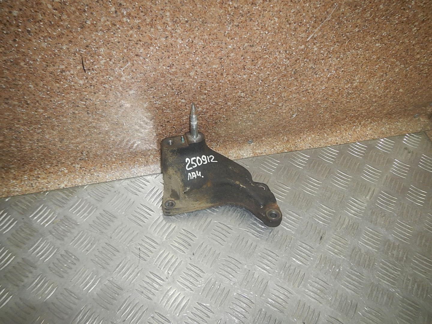 Кронштейн КПП левый