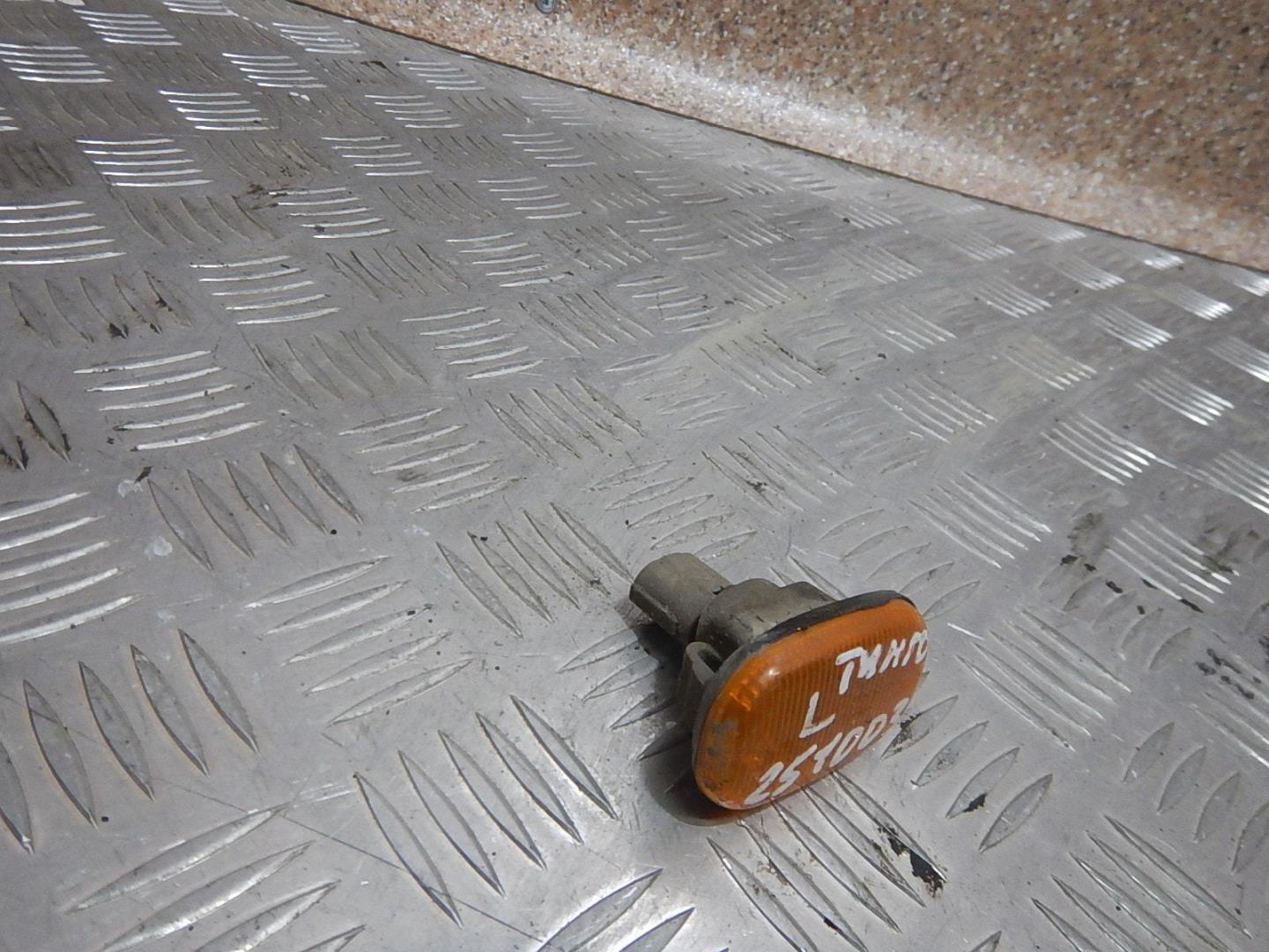 Повторитель на крыло желтый