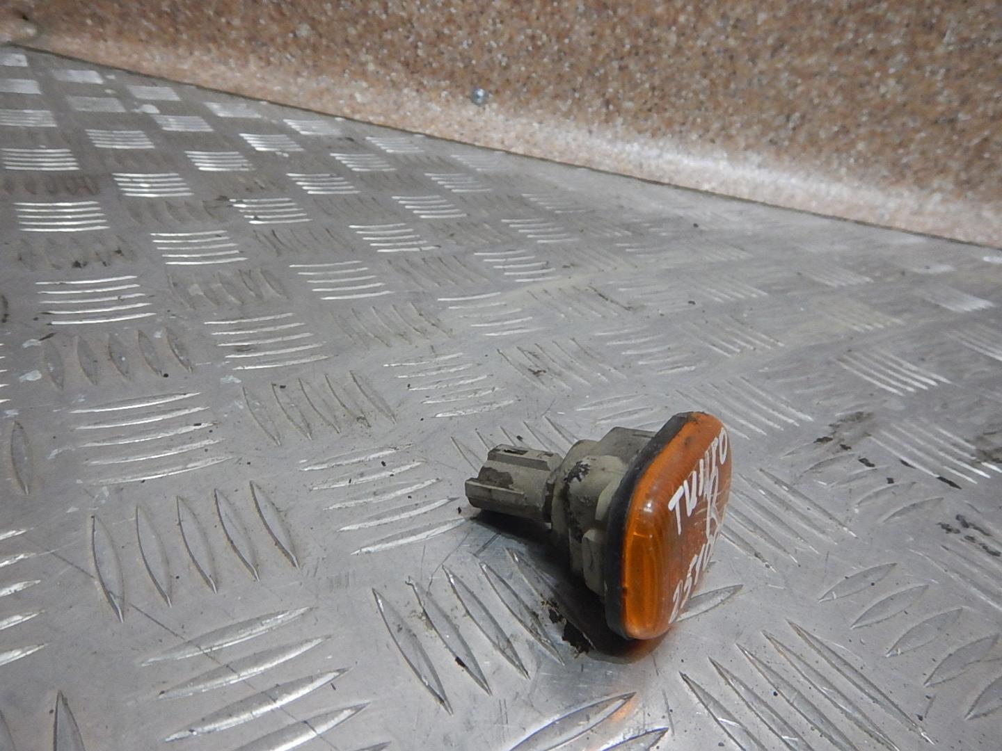 Повторитель на крыло желтый