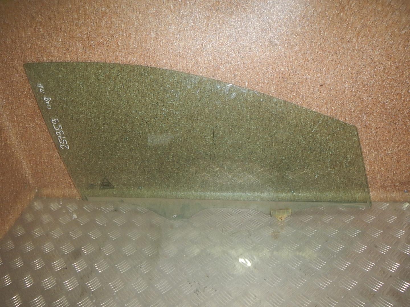 Стекло двери передней правой