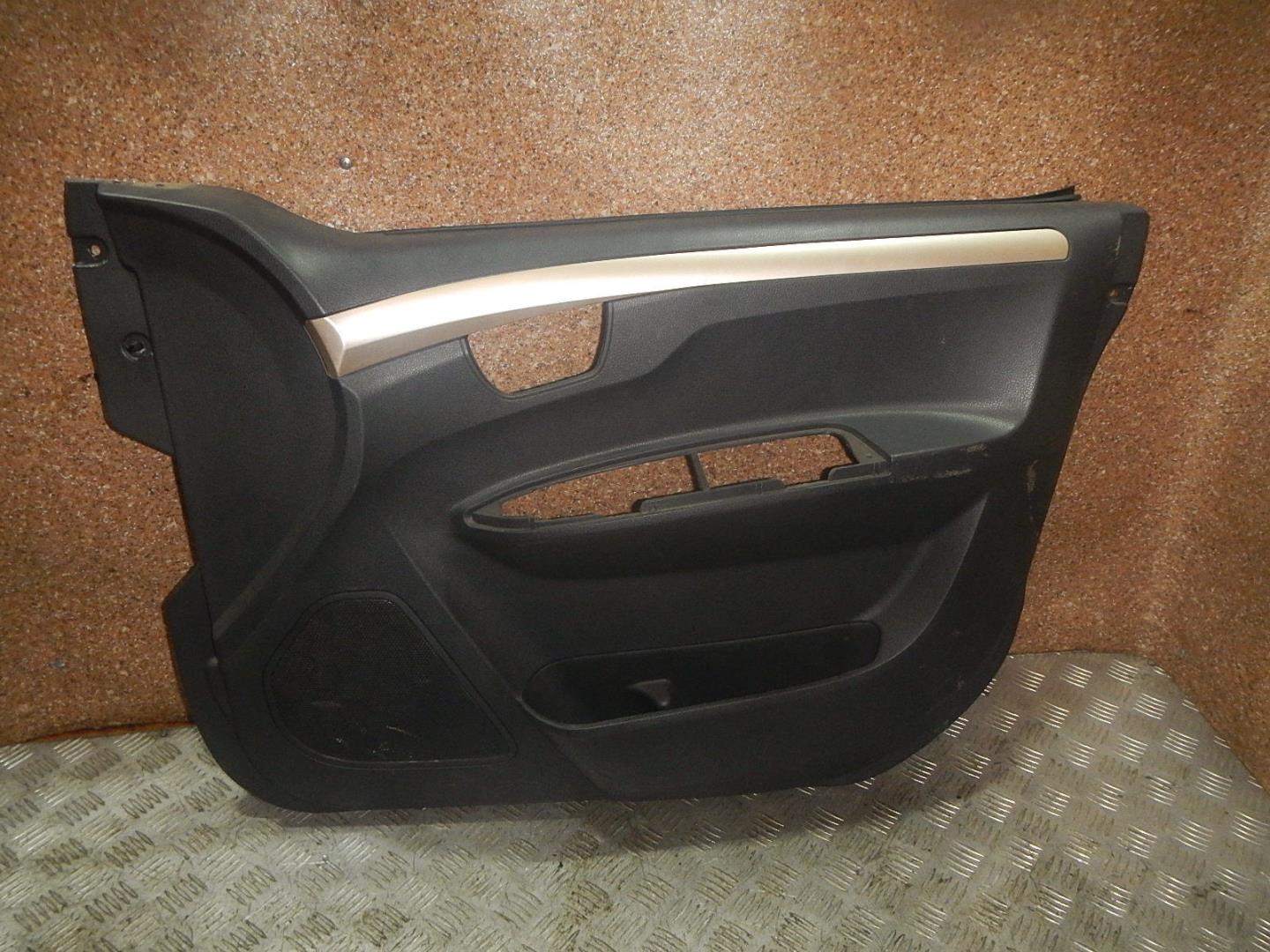 Обшивка двери передней правой