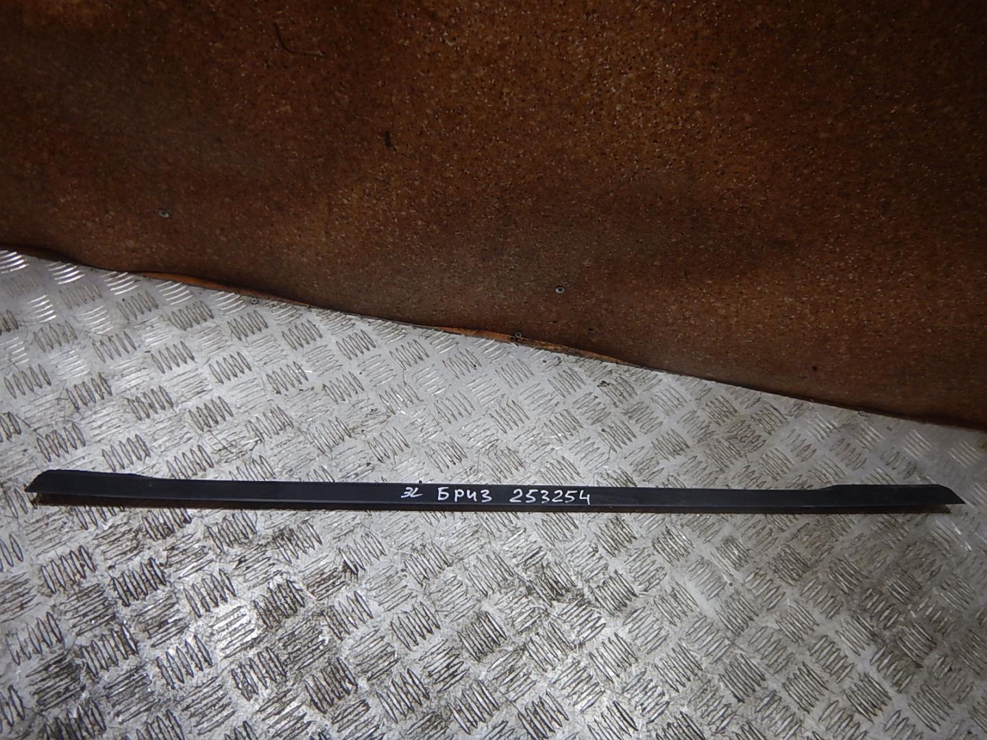 Накладка стекла заднего левого