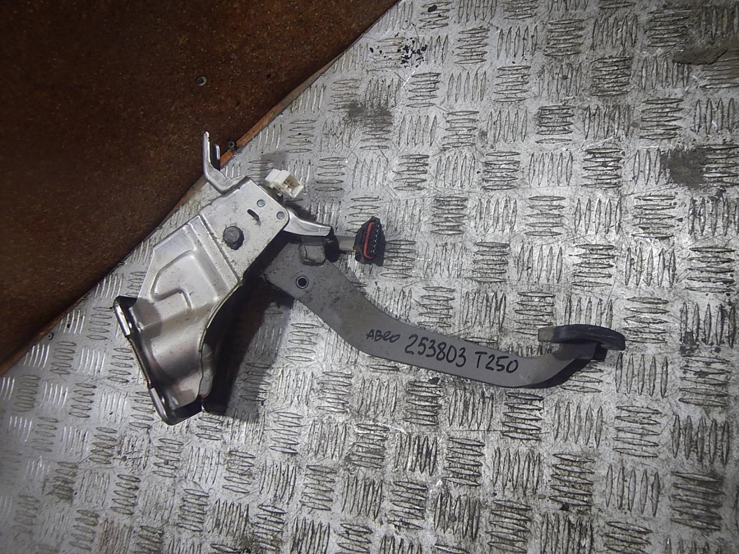 Педаль тормоза