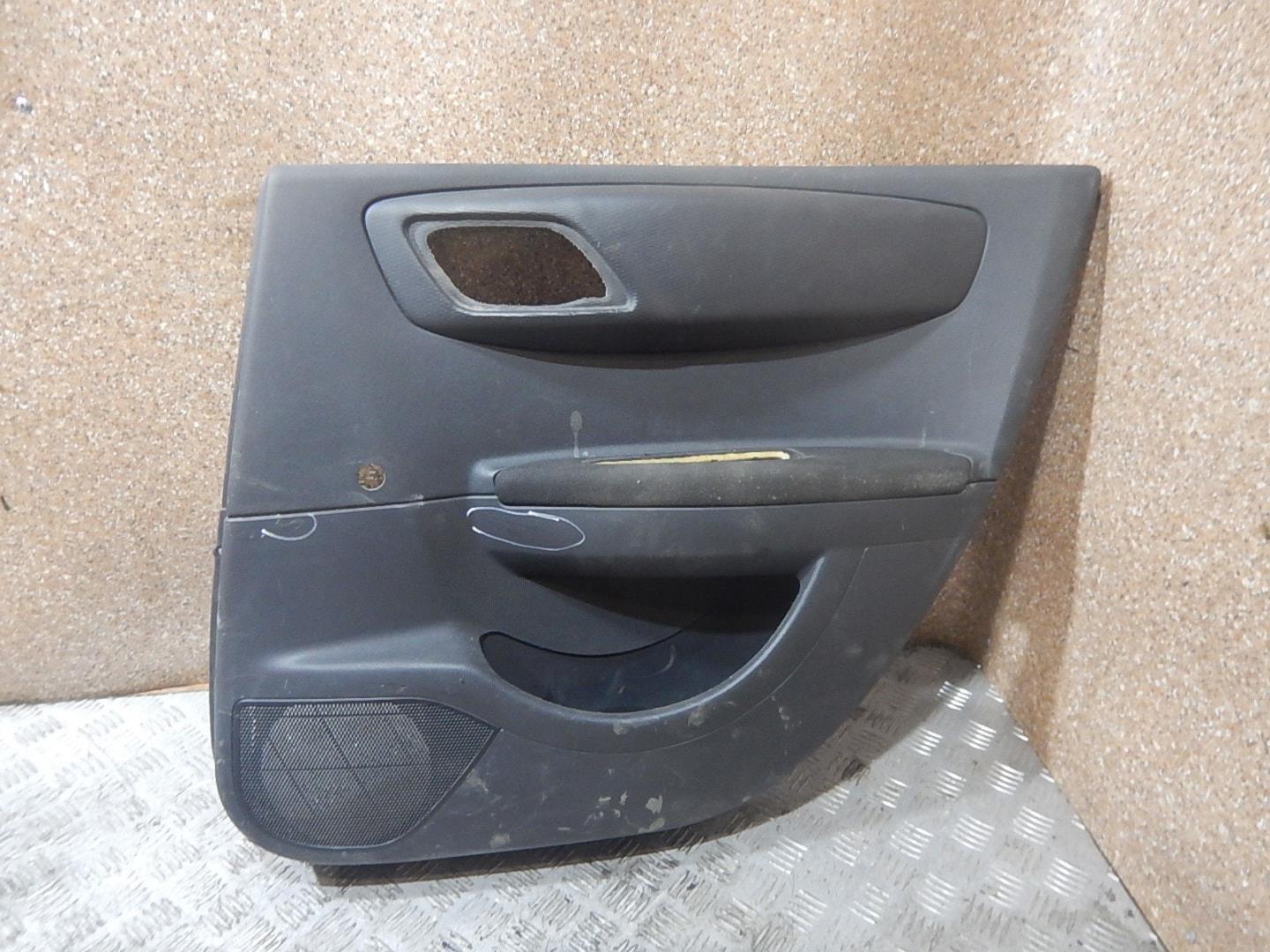 Обшивка двери задней правой