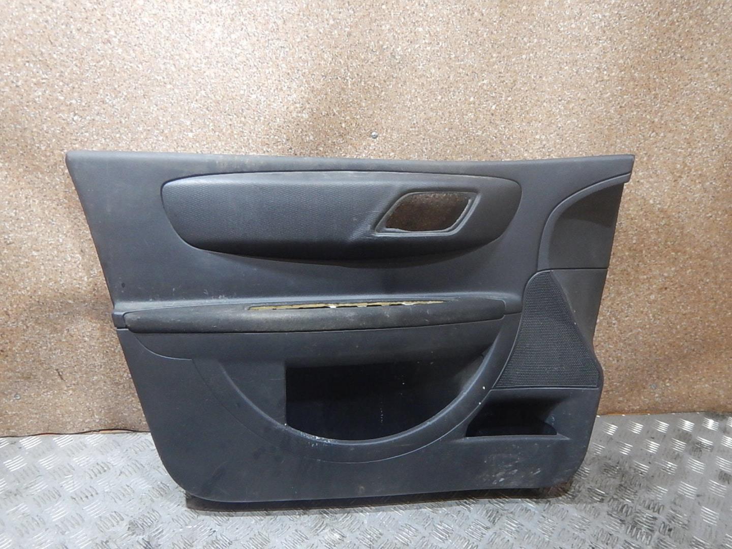 Обшивка двери передней левой