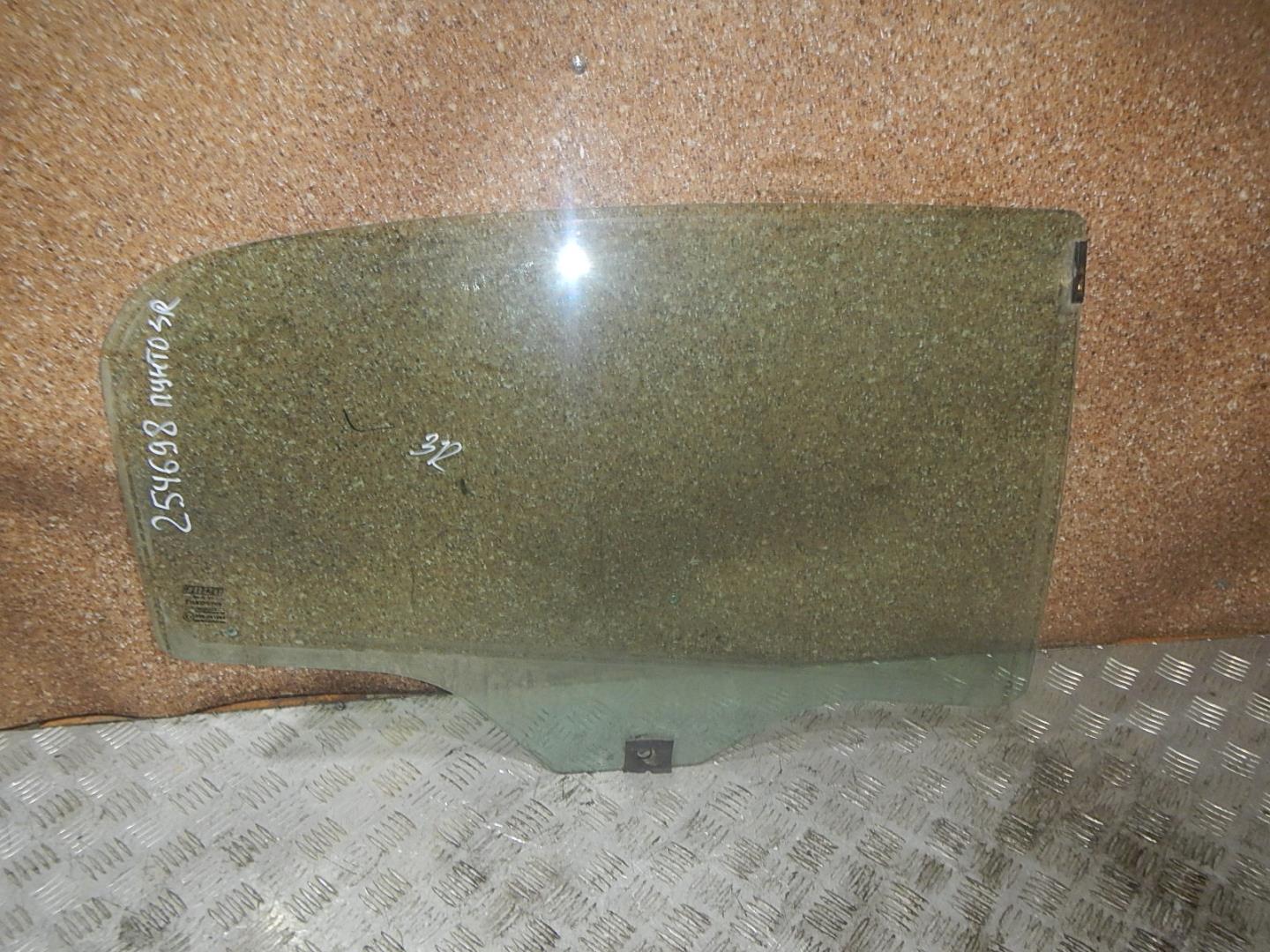 Стекло двери задней правой