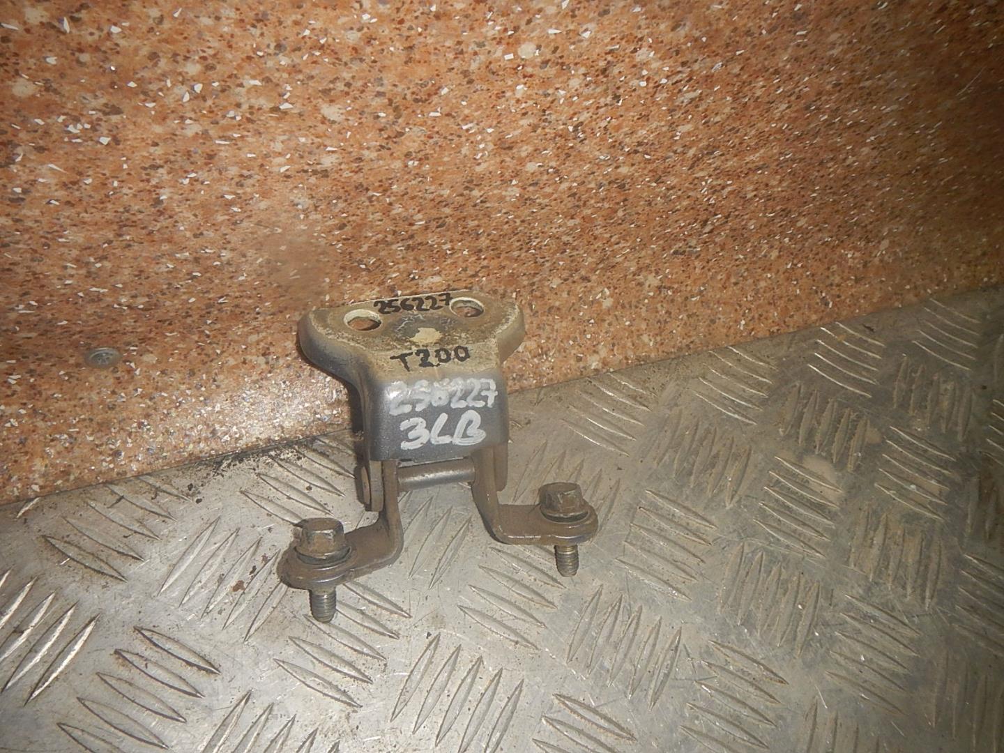 Петля двери задней левой верхняя