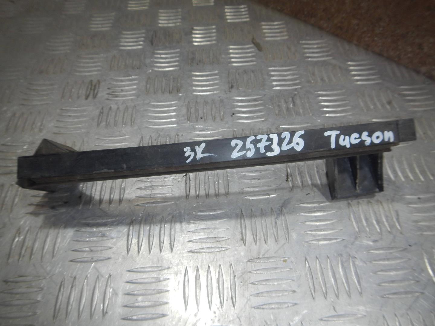 Направляющая стекла двери