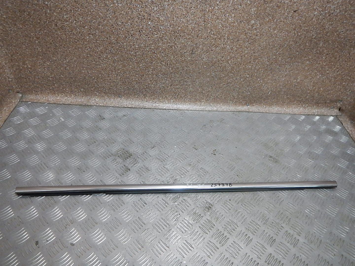 Накладка стекла заднего левого