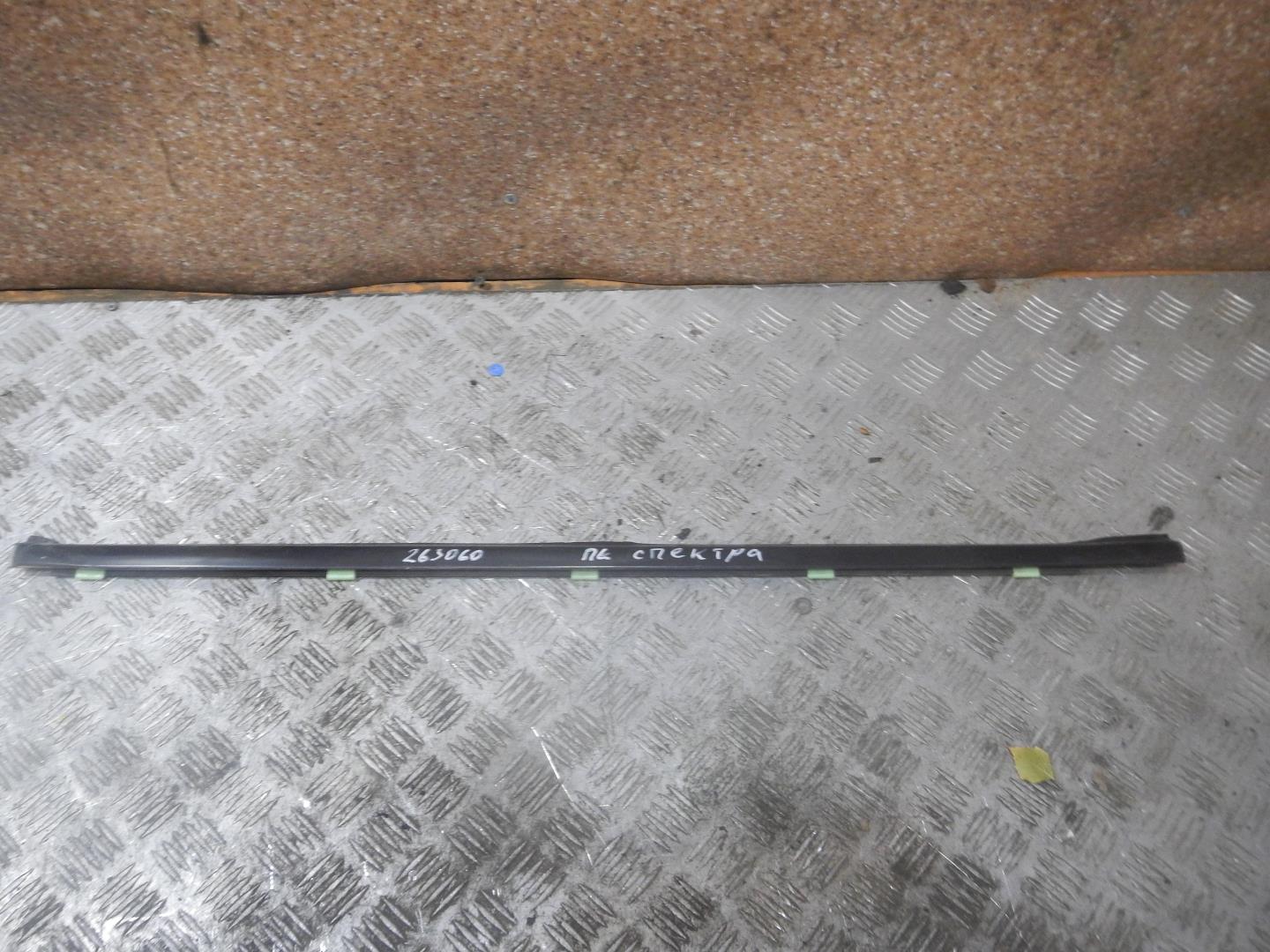 Накладка лобового стекла левая