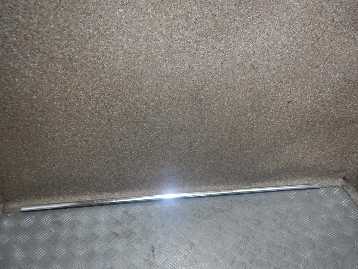 Накладка стекла переднего правого