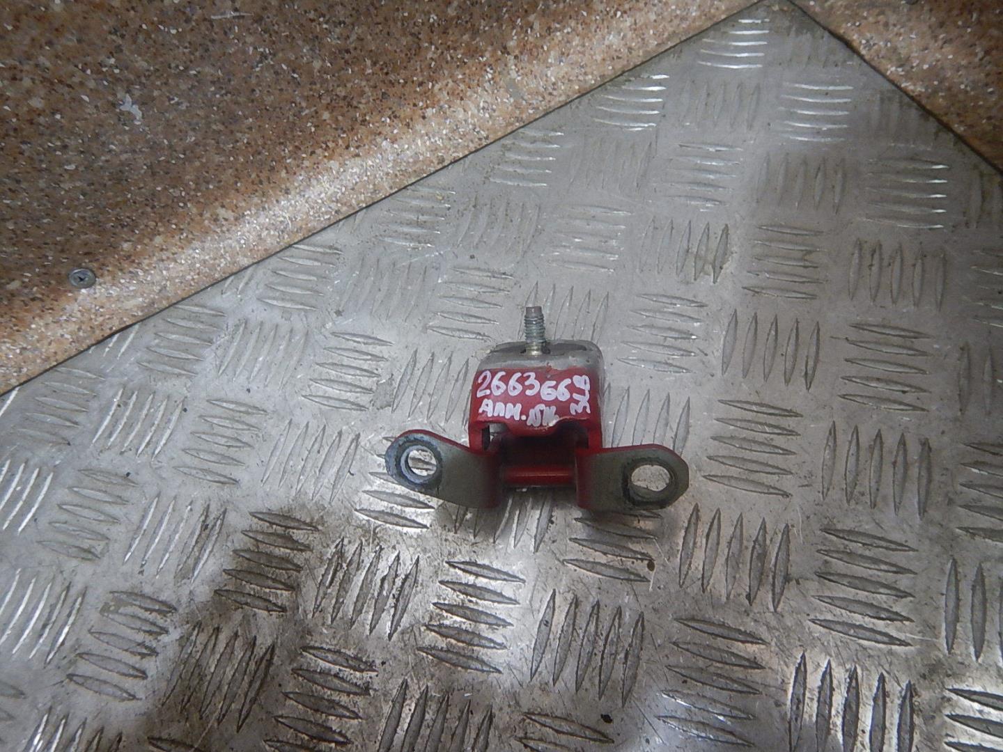 Петля двери задней левой верхняя