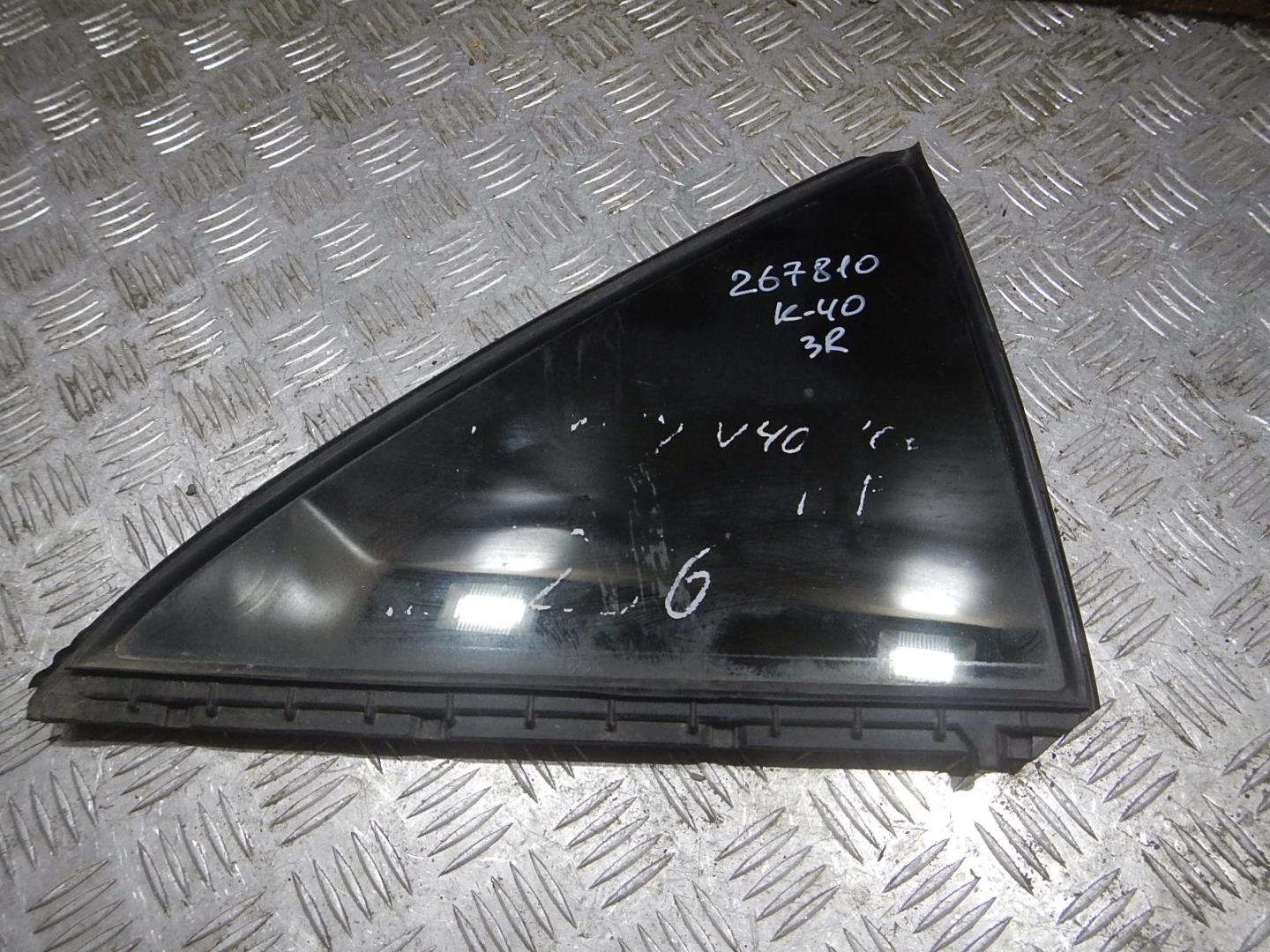 Стекло двери задней правой (форточка)