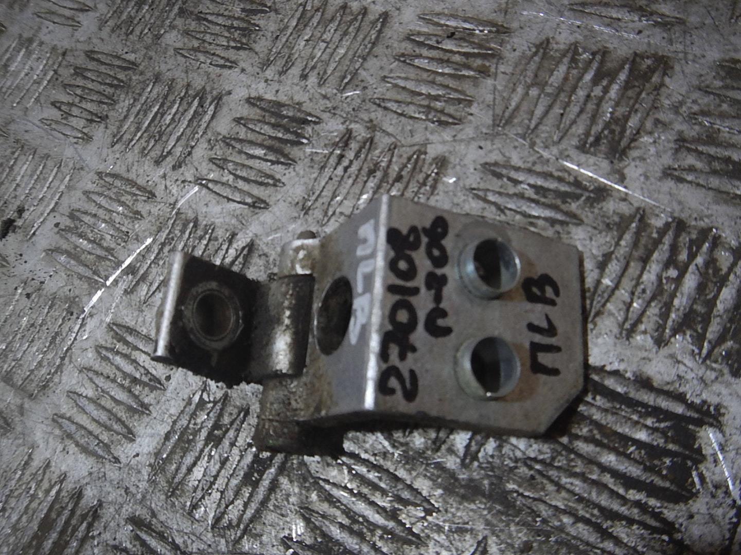 Петля двери передней левой верхняя