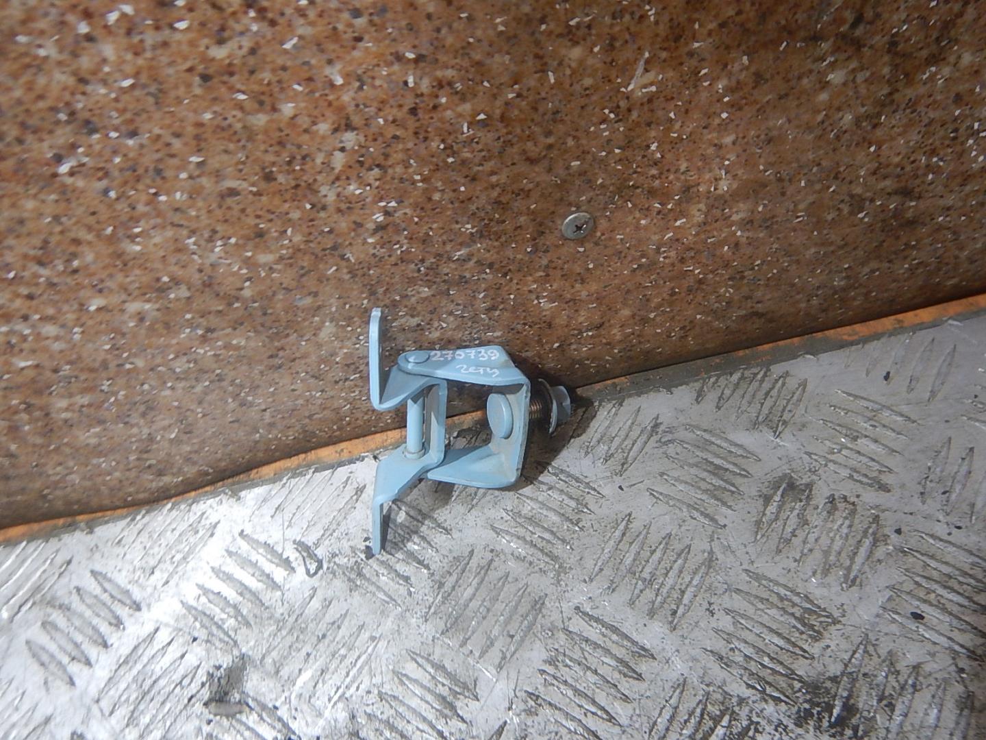 Петля двери багажника