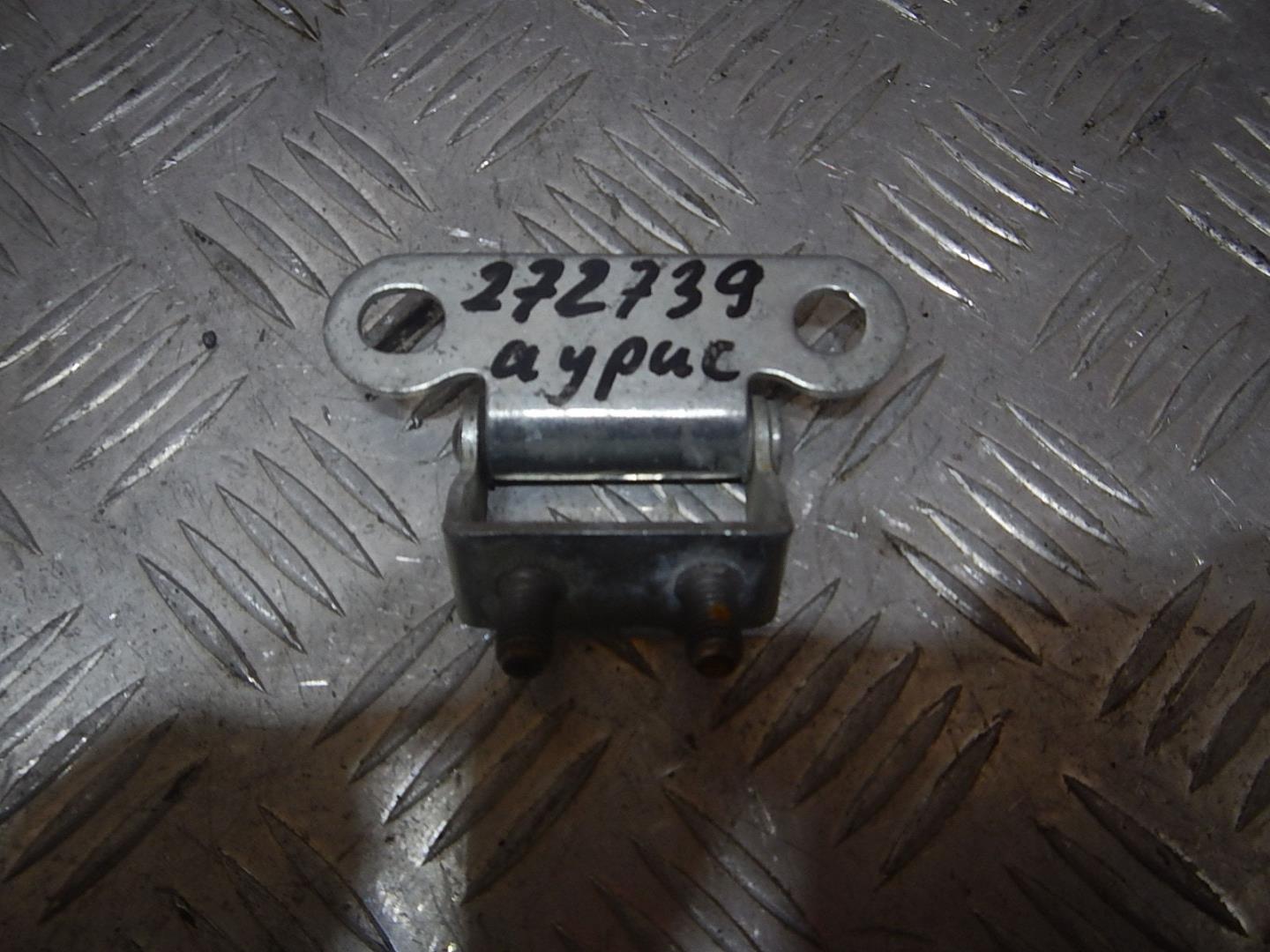 Петля двери багажника