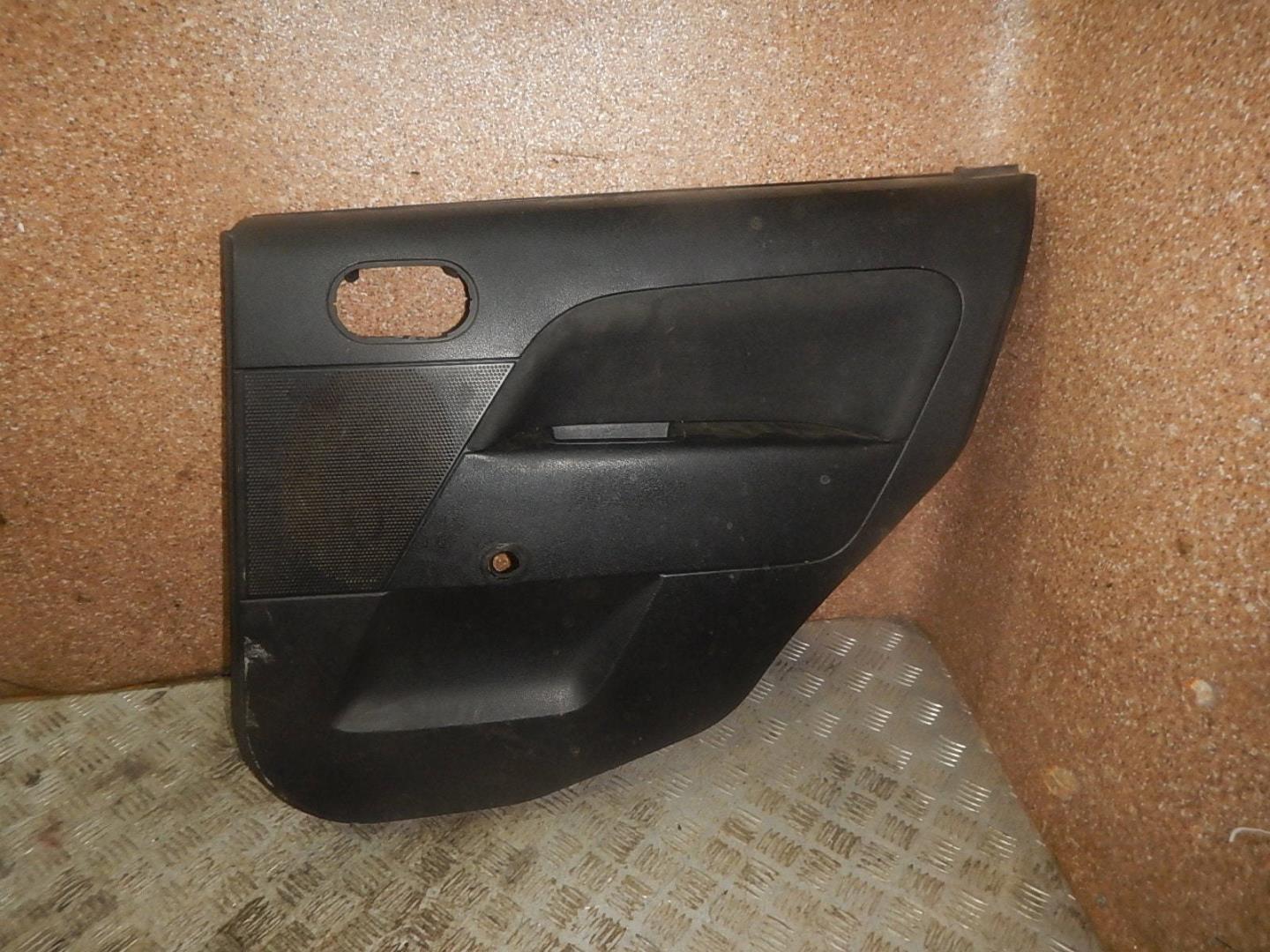 Обшивка двери задней правой