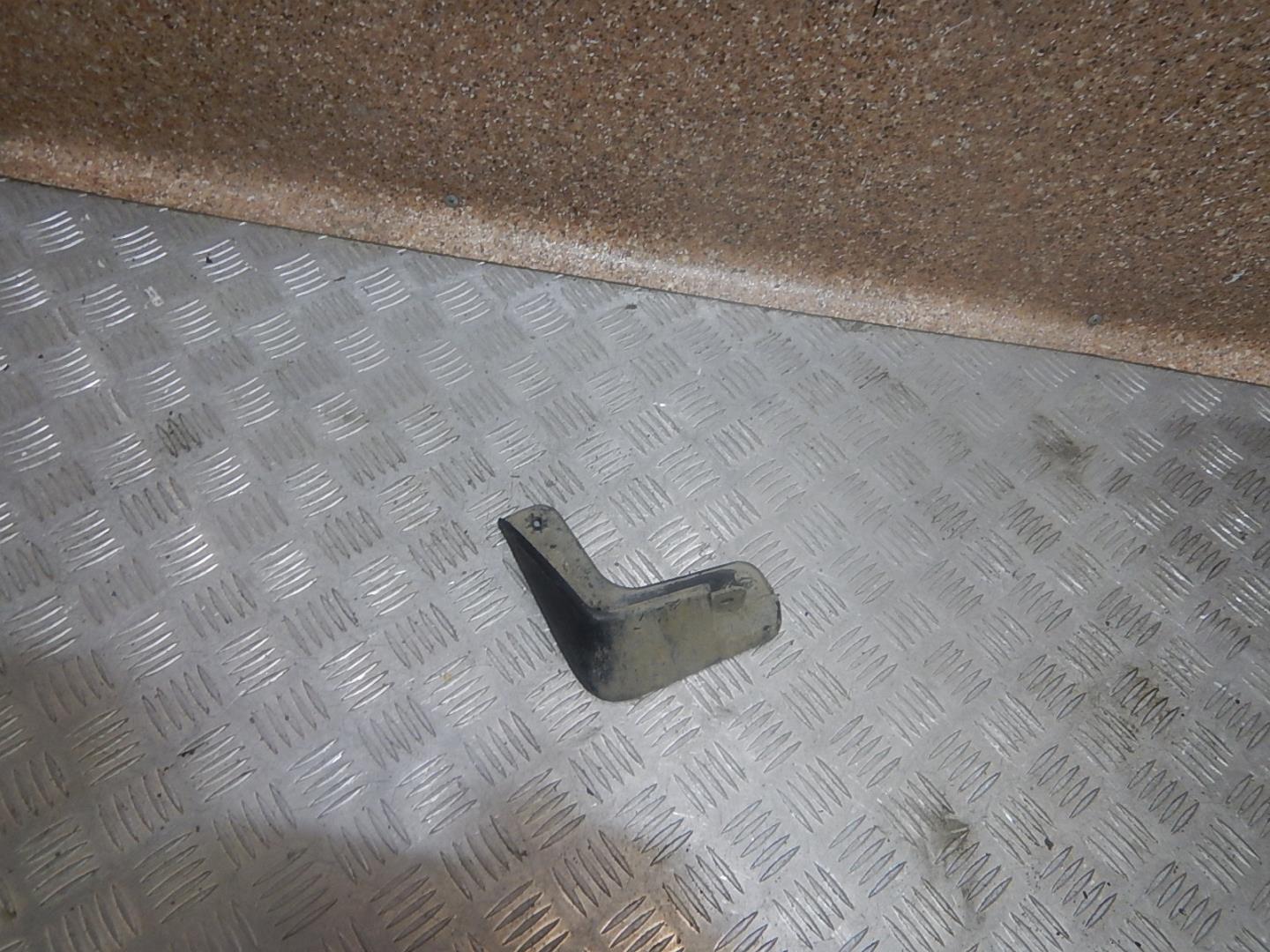 Брызговик задний левый