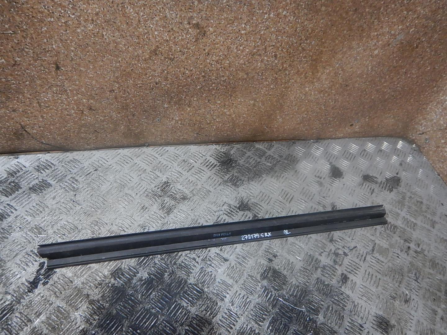 Накладка стекла переднего левого