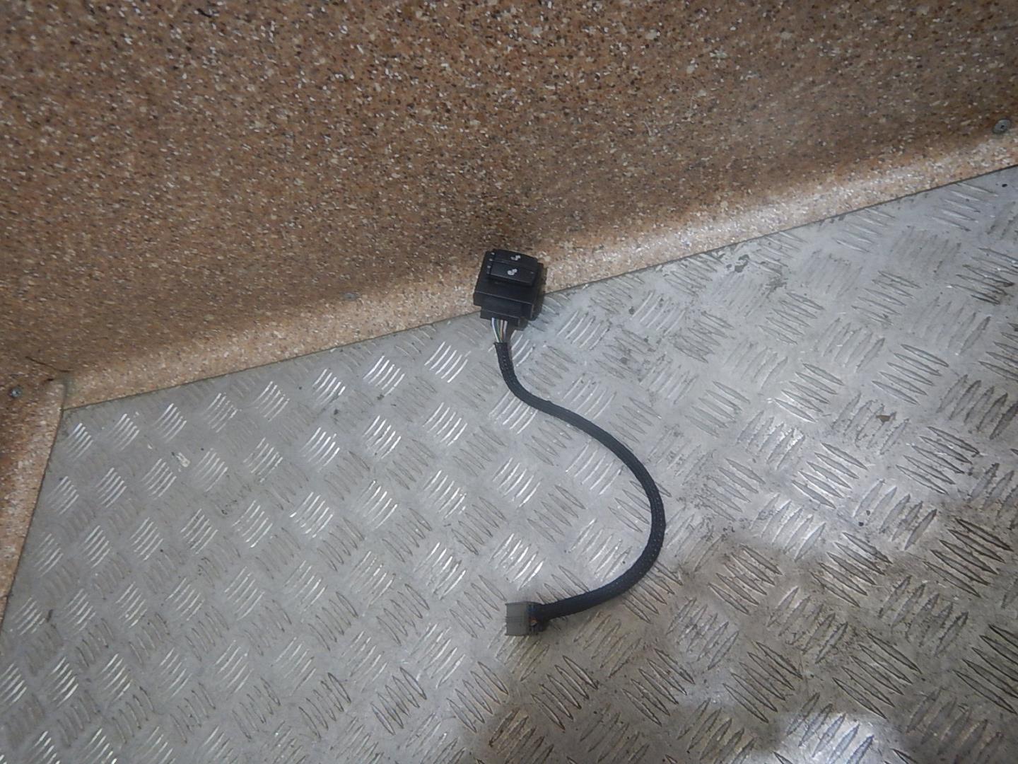 Кнопка обогрева сидений