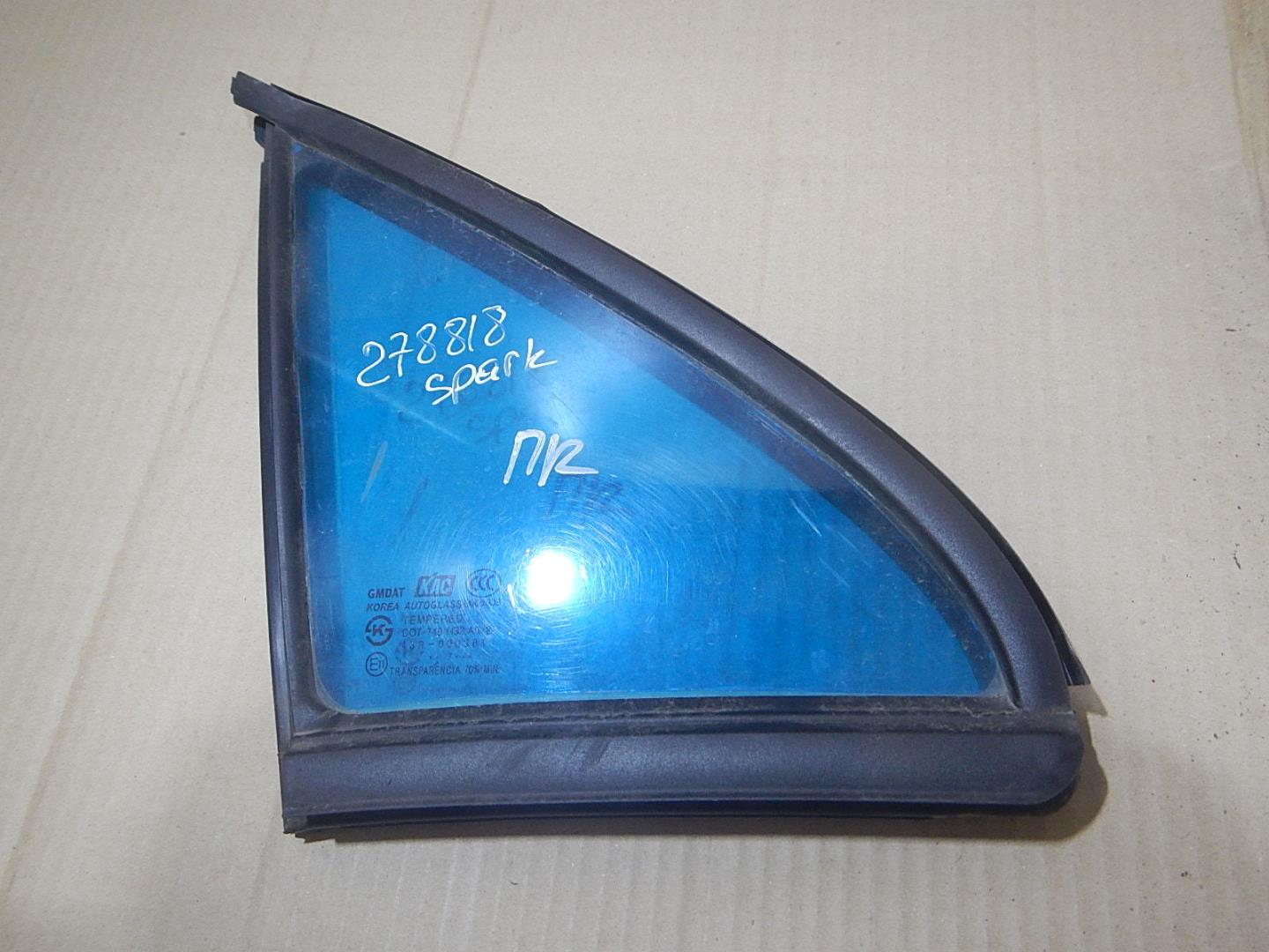 Стекло двери передней правой (форточка)