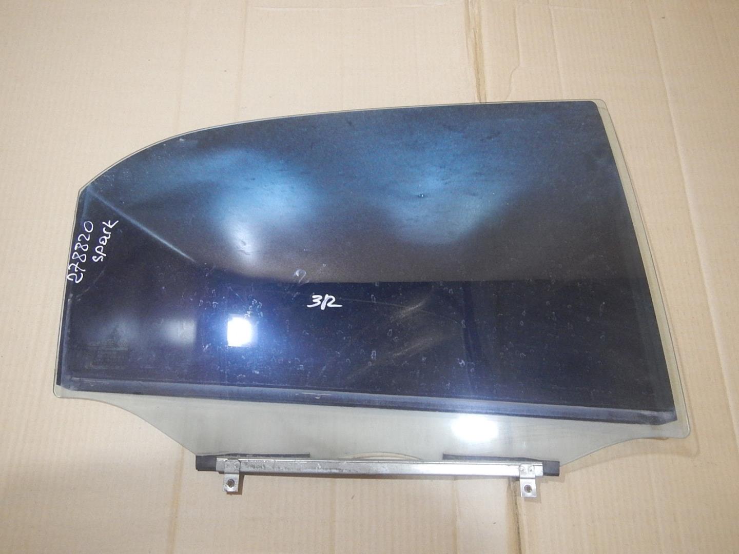 Стекло двери задней правой