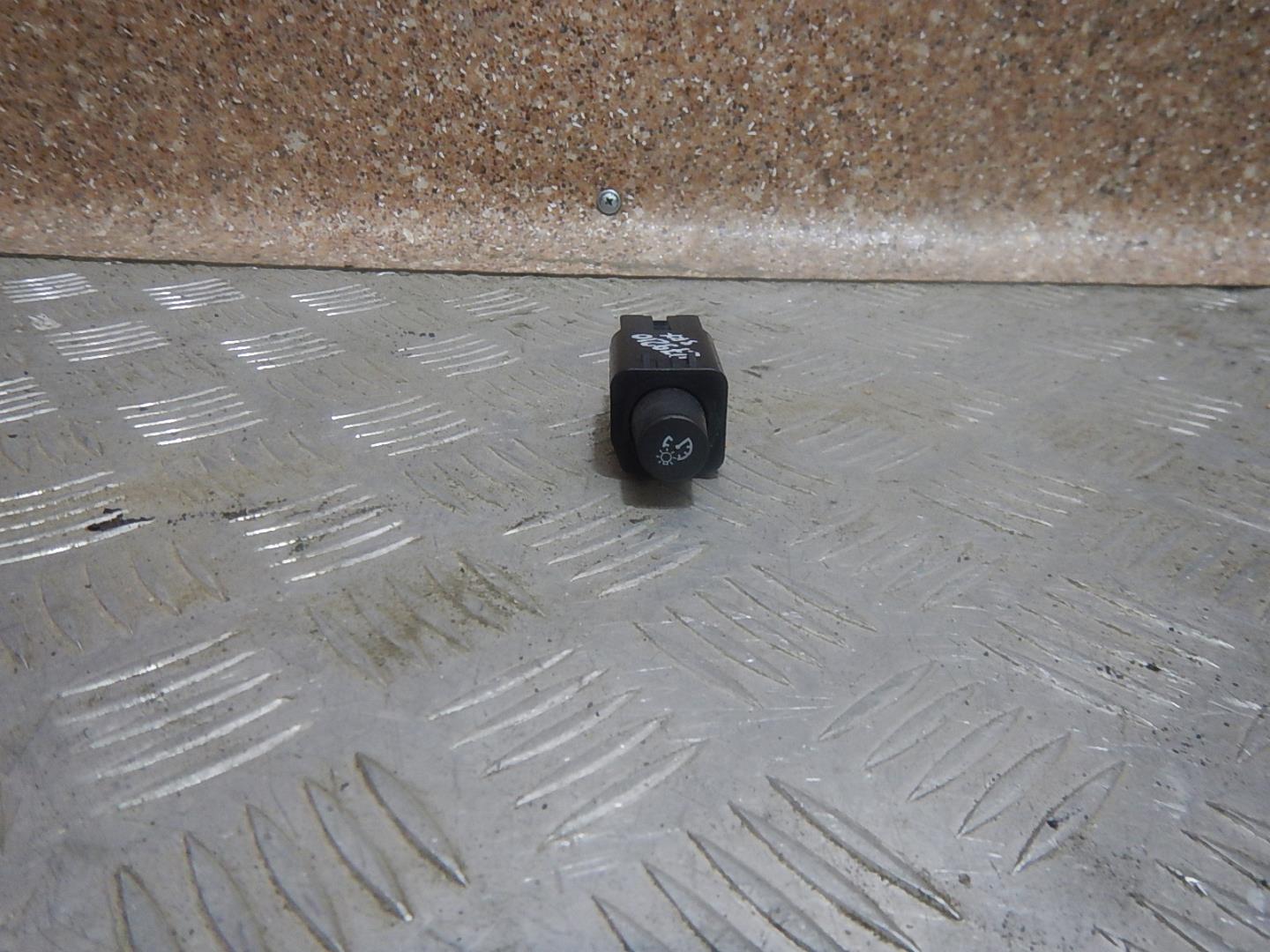 Кнопка освещения панели приборов