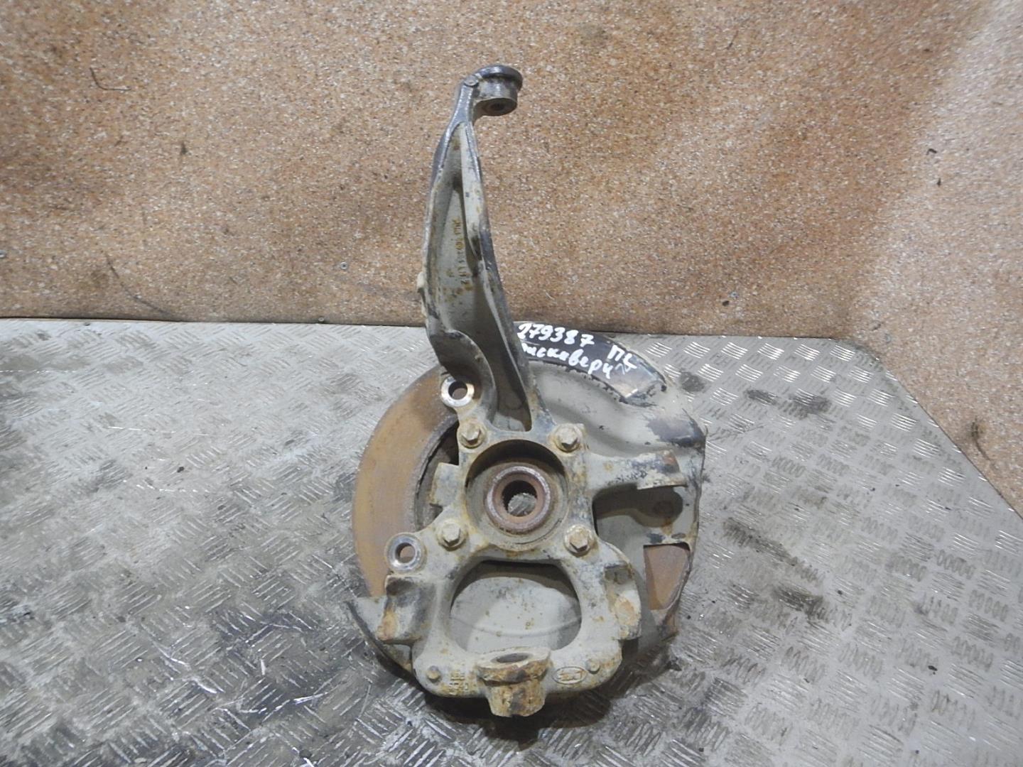 Кулак поворотный передний левый