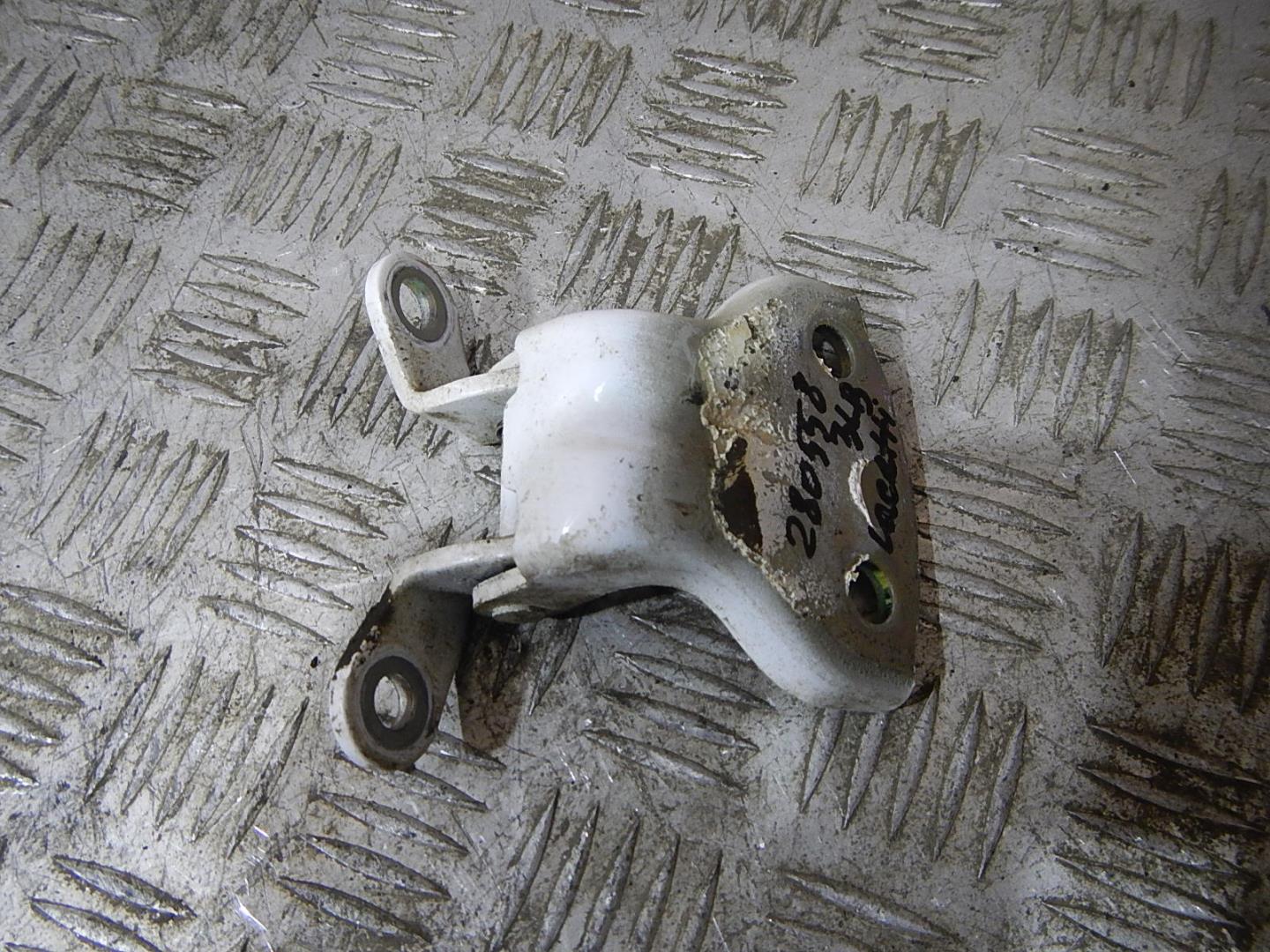 Петля двери задней левой верхняя