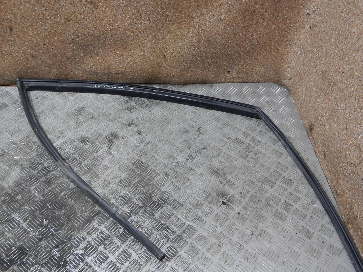 Уплотнитель стекла двери